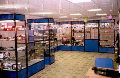 Остекленные витрины и прилавки из алюминиевого профиля. Магазин автозапчасти.