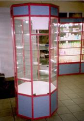 Аптека. Островная витрина восьмигранная из алюм. профиля. Стекло, пластик, подсветка.